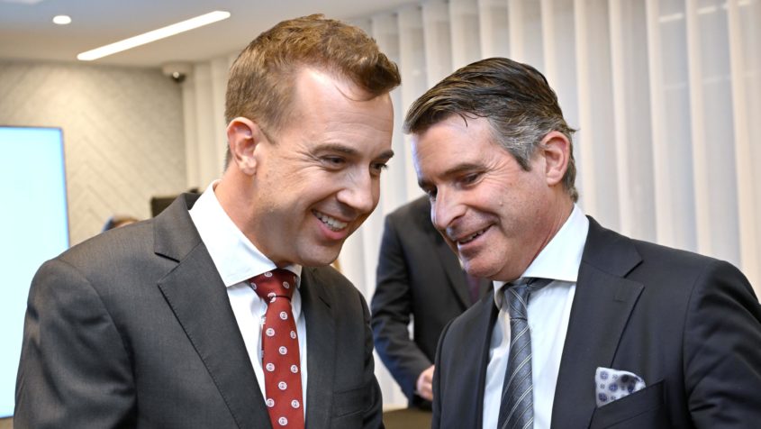 Der Doyen des Konsularischen Korps in Bayern und ungarische Generalkonsul, Gábor Tordai-Lejkó Doyen (links), im Gespräch mit Europaminister Eric Beißwenger (rechts).