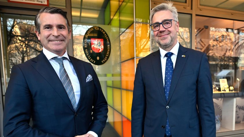 Vor dem Generalkonsulat der Republik Litauen in München: Europaminister Eric Beißwenger (links) und der litauische Generalkonsul Donatas Kušlys (rechts).