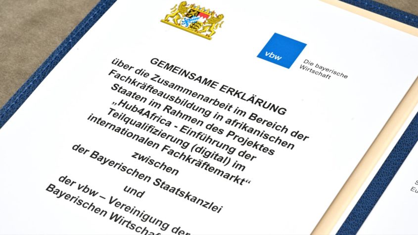 Gemeinsame Erklärung über die Zusammenarbeit im Bereich der Fachkräfteausbildung in afrikanischen Staaten im Rahmen der "Hub4Africa - Einführung der Teilqualifizierung (digital) im internationalen Fachkräftemarkt" zwischen der Bayerischen Staatskanzlei und der vbw - Vereinigung der Bayerischen Wirtschaft e.V.