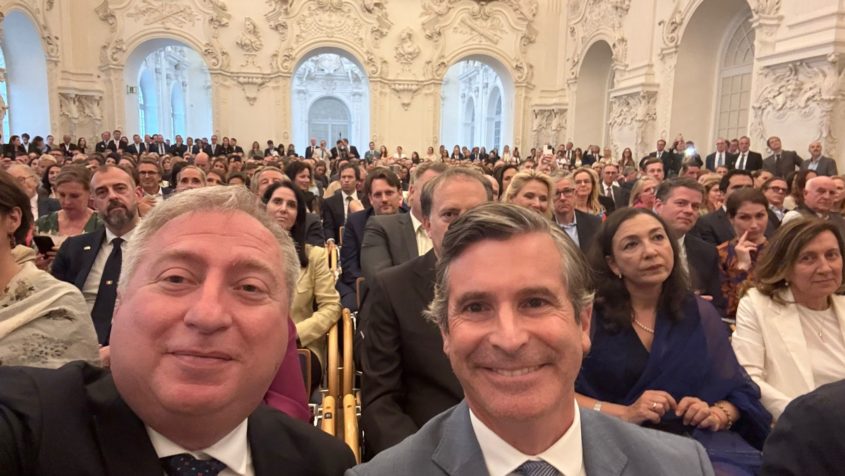 Der italienische Generalkonsul Sergio Maffettone (links) und Europaminister Eric Beißwenger (rechts). © Generalkonsulat der Republik Italien