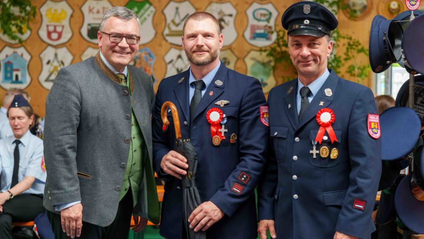 Staatsminister Dr. Florian Herrmann (links) unter anderem mit dem 1. Vorstand der Freiwilligen Feuerwehr Dietersheim, Raik Dennstädt (Mitte). © Enrico Maierthaler, Johannes Hegering / Freiwillige Feuerwehr Dietersheim