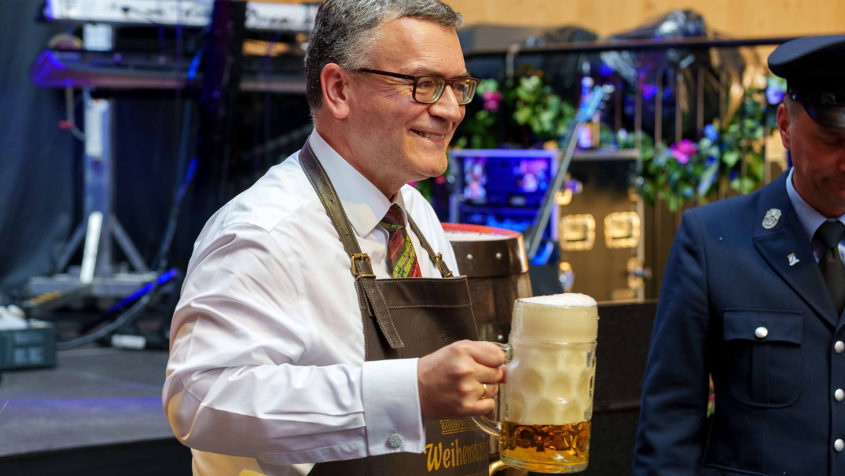"Und natürlich muss auch so ein Jubiläum gebührend gefeiert werden!" - Staatsminister Dr. Florian Herrmann. © Enrico Maierthaler, Johannes Hegering / Freiwillige Feuerwehr Dietersheim