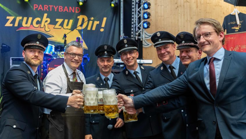 Staatsminister Dr. Florian Herrmann: "Herzlichen Glückwunsch und Vergelt’s Gott an die Freiwillige Feuerwehr Dietersheim für 150 Jahre Dienst am Nächsten!" © Enrico Maierthaler, Johannes Hegering / Freiwillige Feuerwehr Dietersheim