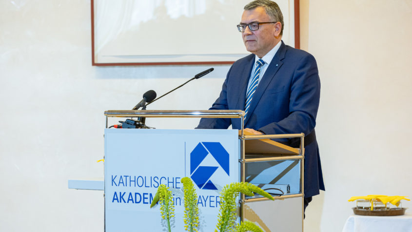 Staatsminister Dr. Florian Herrmann: "Ökumene lebt vom Dialog. Der Abt-Emmanuel-Heufelder-Preis der Benediktinerabtei Niederaltaich und der Ökumenische Preis der Katholischen Akademie Bayern wurden erstmals gemeinsam vergeben – an Seine Allheiligkeit, den Erzbischof von Konstantinopel und Ökumenischen Patriarchen Bartholomäus I. Seine Allheiligkeit ist eine herausragende geistliche Persönlichkeit. Ein Brückenbauer zwischen den Kirchen und Konfessionen." © Robert Kiderle Fotoagentur