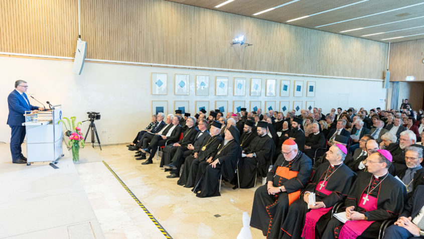 "Christsein heißt, Verantwortung übernehmen – auch politisch. Unser christlich-abendländisches Menschenbild ist das Fundament freiheitlicher Demokratien. Europa ist christlich geprägt – von der Menschenrechtskonvention bis zum europäischen Wertekanon. Dank & Anerkennung an alle, die sich täglich für das Miteinander im Glauben, für Verständigung und Zusammenhalt auf Grundlage unseres christlichen Werteverständnisses einsetzen." - Staatsminister Dr. Florian Herrmann. © Robert Kiderle Fotoagentur