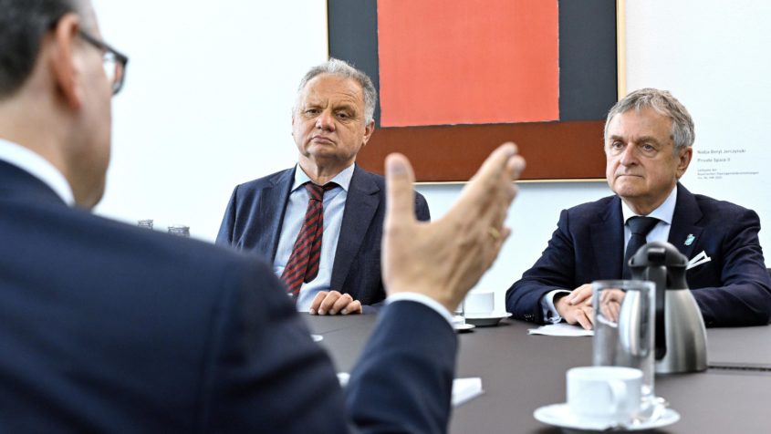 Der Ärztliche Direktor des kbo-Isar-Amper-Klinikums, Prof. Dr. Peter Brieger (Mitte), und der Präsident der Bayerischen Landesärztekammer, Dr. Gerald Quitterer (rechts), während des Gesprächs mit Staatsminister Dr. Florian Herrmann (links).