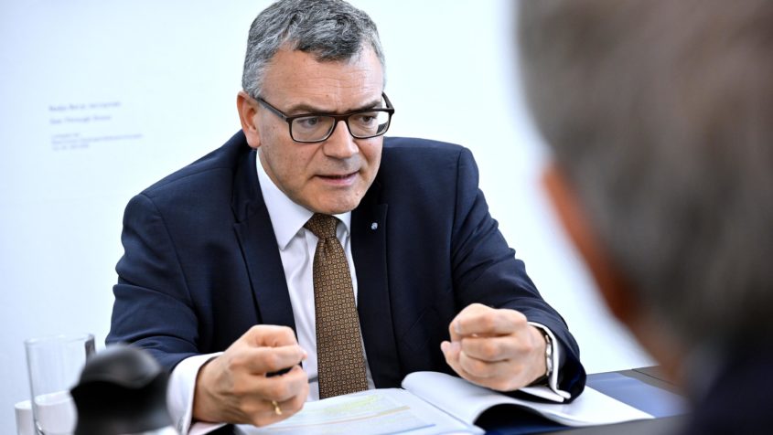 Staatsminister Dr. Florian Herrmann: "Psychische Erkrankungen sind Volkskrankheiten mit hoher gesundheitspolitischer Relevanz. Doch: Menschen mit psychischen Erkrankungen sind nicht generell gefährlich. Eine wirksame Prävention muss fundiert, differenziert und ohne Generalverdacht erfolgen – im Sinne von Betroffenen, Fachkräften und der Gesellschaft."