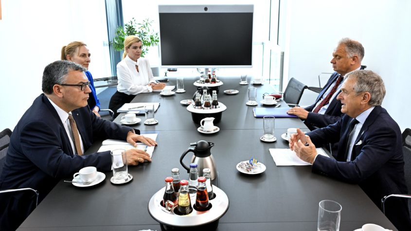 Staatsminister Dr. Florian Herrmann (links) im Gespräch mit dem Ärztlichen Direktor des kbo-Isar-Amper-Klinikums, Prof. Dr. Peter Brieger (2. von rechts), und dem Präsidenten der Bayerischen Landesärztekammer, Dr. Gerald Quitterer (rechts).