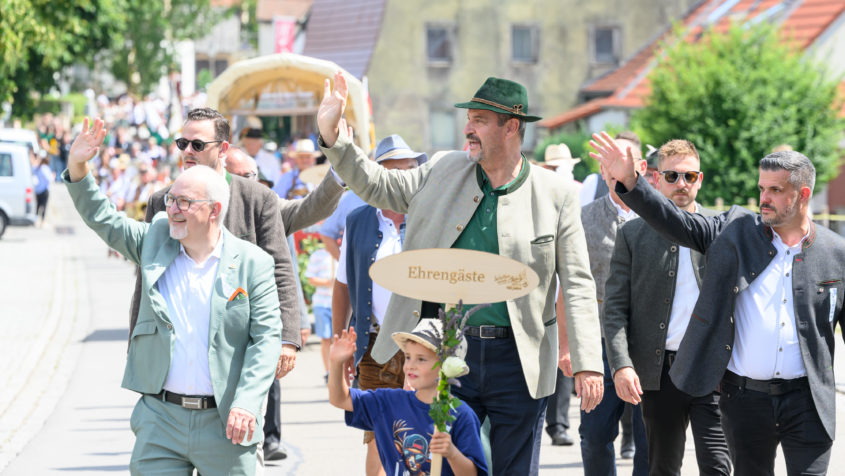 Ministerpräsident Dr. Markus Söder nimmt am Schützenumzug anlässlich des 100-jährigen Gründungsjubiläums des Schützenvereins Absberg 1925 e.V. teil.