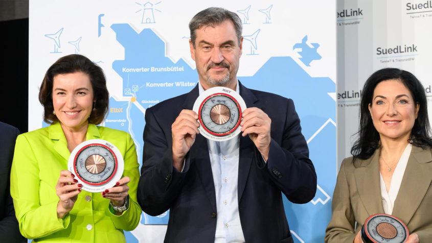 Bundesforschungsministerin Dorothee Bär, Ministerpräsident Dr. Markus Söder und Bundeswirtschaftsministerin Katherina Reiche (v.l.n.r.) beim Festakt anlässlich des Baustarts der SuedLink-Stromleitung in Bayern im unterfränkischen Oerlenbach.