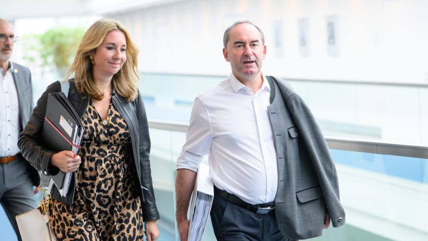 Kultusministerin Anna Stolz (links) und Wirtschaftsminister Hubert Aiwanger (rechts).