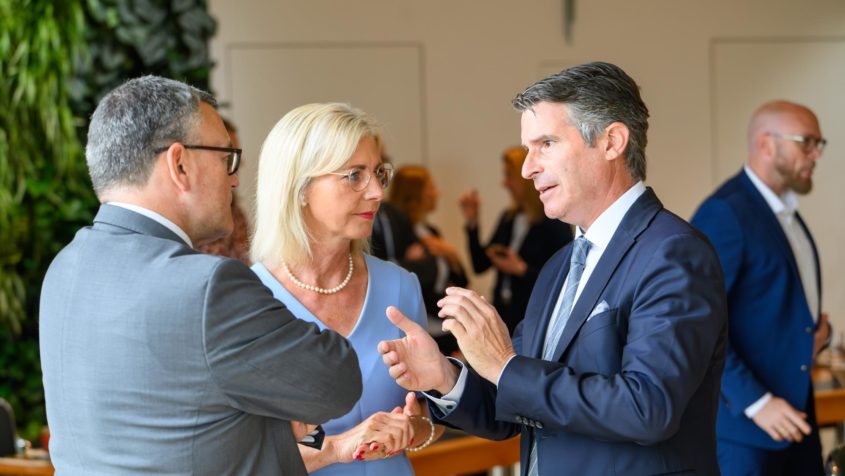 Staatskanzleiminister Dr. Florian Herrmann, Arbeitsministerin Ulrike Scharf und Europaminister Eric Beißwenger (v.l.n.r.) im Gespräch.