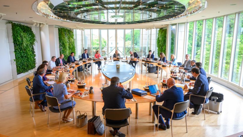 Die Kabinettssitzung findet im Ministerratssaal der Bayerischen Staatskanzlei statt.