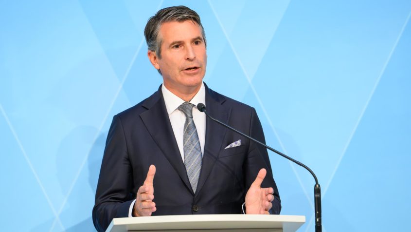 Europaminister Eric Beißwenger während einer Pressekonferenz.