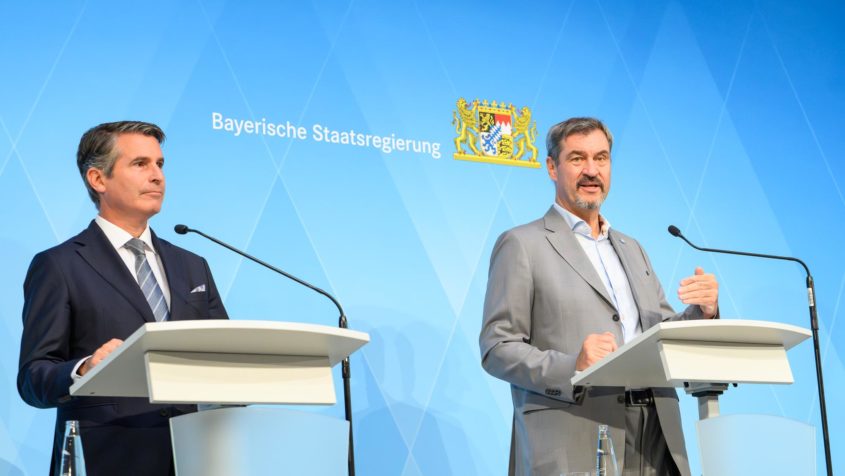 Die Pressekonferenz mit Europaminister Eric Beißwenger (links) und Ministerpräsident Dr. Markus Söder (rechts) findet im Foyer des Prinz-Carl-Palais statt.