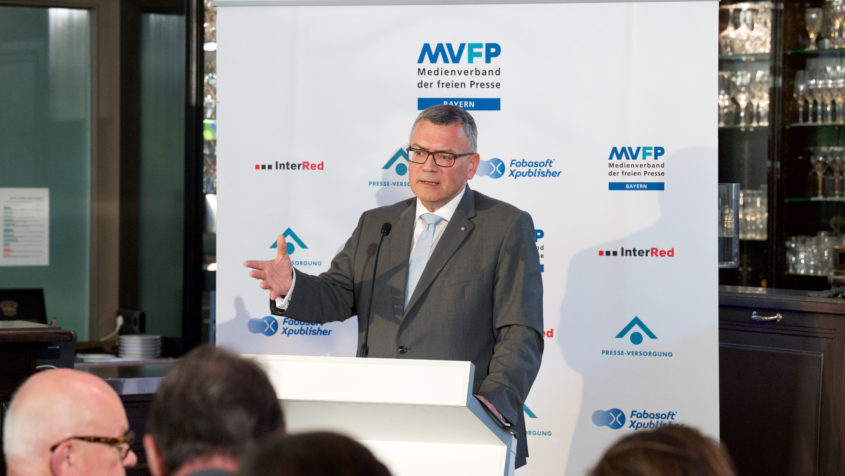 Medienminister Dr. Florian Herrmann: "Die Chancen von KI sind gigantisch, die damit verbundenen Herausforderungen für die Branche ebenfalls. Entscheidend bleiben Transparenz bei KI-Inhalten und die Sichtbarkeit journalistischer Qualität auf Plattformen." © Christian Rudnik für MVFP