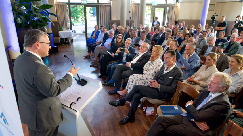 "Starke und vielfältige Medien sind unverzichtbar für unsere Demokratie. Bayern investiert 2025 rund 63 Mio. € in den Medienstandort – davon 1,8 Mio. € in Aus- und Weiterbildung, etwa an der ABP - Akademie der Bayerischen Presse. Bei der digitalen Transformation wollen wir Vorreiter und Taktgeber sein, was wir mit einem neuen KI-Kompetenzzentrum beim Mediennetzwerk Bayern unterstreichen." - Medienminister Dr. Florian Herrmann. © Christian Rudnik für MVFP