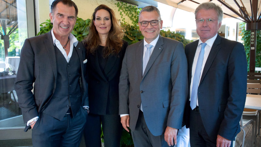 Gruppenbild (v.l.n.r.): Der Vorstandsvorsitzende des MVFP Bayern sowie Vorstand bei Hubert Burda Media, Philipp Welte, die Geschäftsführerin des MVFP Bayern, Anina Veigel, Medienminister Dr. Florian Herrmann und der Vorsitzende des MVFP Bayern, Horst Ohligschläger. © Christian Rudnik für MVFP
