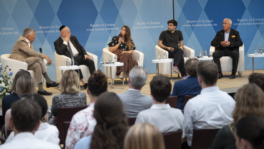 Die Teilnehmenden der Podiumsdiskussion. Die Teilnehmenden der Podiumsdiskussion, v.l.n.r.: Claus Singer, ...