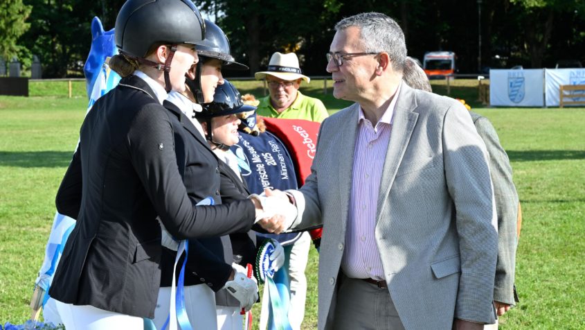 Staatsminister Dr. Florian Herrmann gratuliert den Gewinnern der Bayerischen Meisterschaften 2025 in Dressur, Springen, Voltigieren und Para-Reiten.