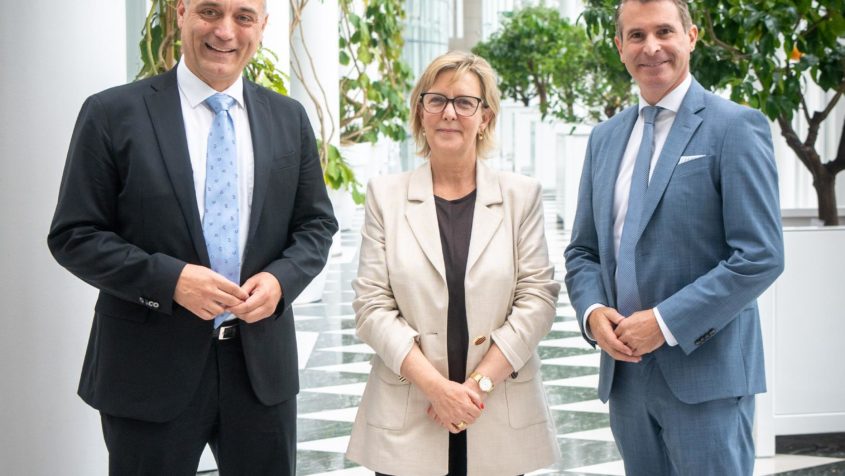 Der Leiter der Regionalvertretung für Baden-Württemberg & Bayern der Europäischen Kommission in München, Wolfgang Bücherl, EU-Kommissarin Maria Luís Albuquerque und Europaminister Eric Beißwenger (v.l.n.r.).