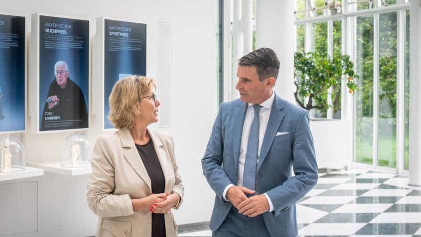 EU-Kommissarin Maria Luís Albuquerque (links) im Gespräch mit Europaminister Eric Beißwenger (rechts).