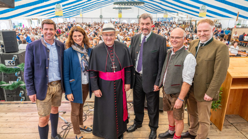 Gruppenbild mit Ministerpräsident Dr. Markus Söder zum Jubiläum 1.250 Jahre Gemeinde Sünching.