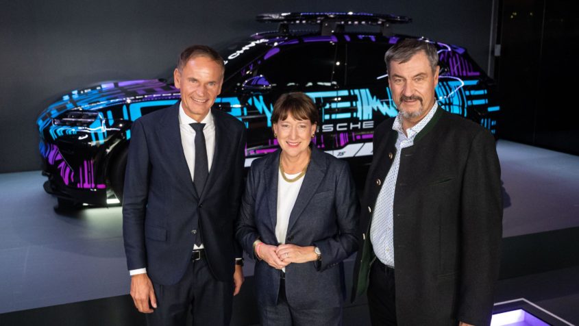 Der Vorstandsvorsitzende der Volkswagen AG, Dr. Oliver Blume, VDA-Präsidentin Hildegard Müller und Ministerpräsident Dr. Markus Söder (v.l.n.r.) bei der Eröffnungsveranstaltung der Volkswagen Group zur IAA Mobility 2025.
