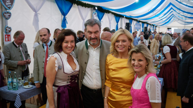 © Bayerische Staatskanzlei | Henning Schacht Bundesforschungsministerin Dorothee Bär, Ministerpräsident Dr. Markus Söder und Bundestagspräsidentin Julia Klöckner (v.l.n.r.) beim traditionellen Berliner Auftakt des Münchner Oktoberfestes. © Bayerische Staatskanzlei | Henning Schacht