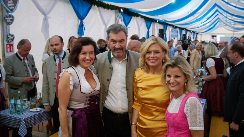 © Bayerische Staatskanzlei | Henning Schacht Bundesforschungsministerin Dorothee Bär, Ministerpräsident Dr. Markus Söder und Bundestagspräsidentin Julia Klöckner (v.l.n.r.) beim traditionellen Berliner Auftakt des Münchner Oktoberfestes. © Bayerische Staatskanzlei | Henning Schacht