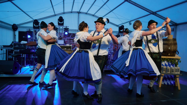 © Bayerische Staatskanzlei | Henning Schacht Tanzpaare in bayerischer Tracht bei ihrem Auftritt beim Berliner Auftakt des Münchner Oktoberfestes. © Bayerische Staatskanzlei | Henning Schacht