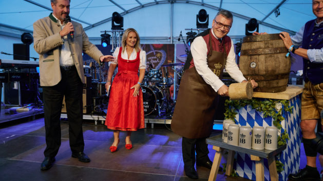 © Bayerische Staatskanzlei | Henning Schacht Staatskanzleiminister Dr. Florian Herrmann zapft das erste Fass an. © Bayerische Staatskanzlei | Henning Schacht
