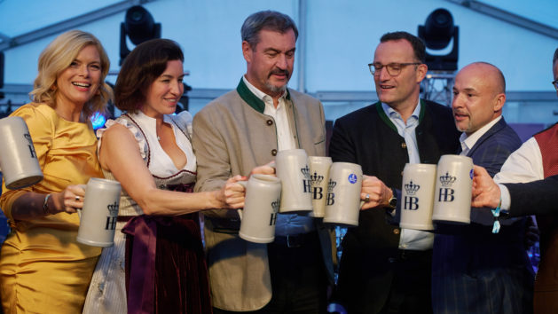 © Bayerische Staatskanzlei | Henning Schacht Bundestagspräsidentin Julia Klöckner, Bundesforschungsministerin Dorothee Bär, Ministerpräsident Dr. Markus Söder und MdB Jens Spahn (v.l.n.r.). © Bayerische Staatskanzlei | Henning Schacht
