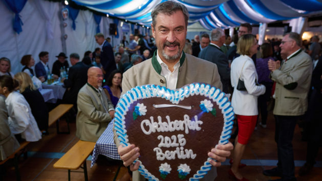 © Bayerische Staatskanzlei/ Henning Schacht "Bayerisches Oktoberfest in Berlin: Heute zum ersten Mal im Tipi am Kanzleramt – aber mit bewährter bayerischer Gastlichkeit und Herzlichkeit." - Ministerpräsident Dr. Markus Söder. © Bayerische Staatskanzlei | Henning Schacht.