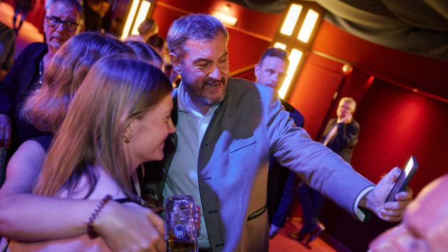 © Bayerische Staatskanzlei | Henning Schacht Selfie mit dem Bayerischen Ministerpräsidenten. © Bayerische Staatskanzlei | Henning Schacht.