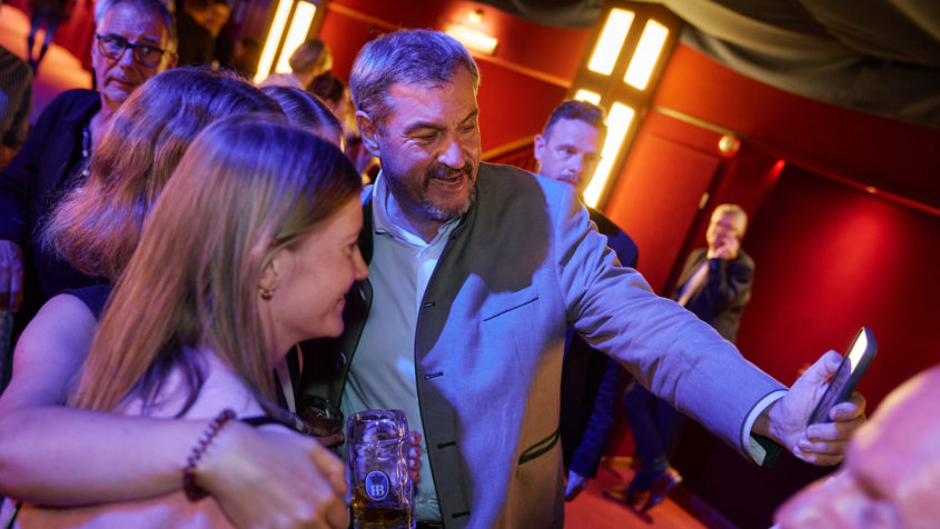© Bayerische Staatskanzlei | Henning Schacht Selfie mit dem Bayerischen Ministerpräsidenten. © Bayerische ...