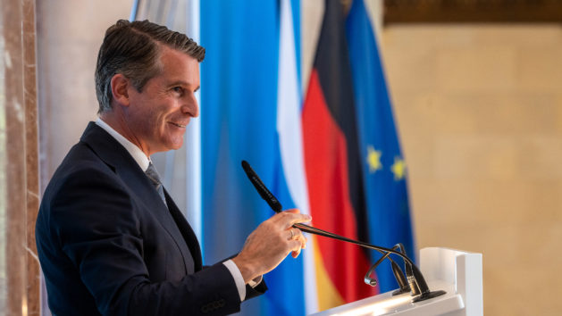 250916_Europa-Medaille_FR_2 Europaminister Eric Beißwenger: „Angesichts der großen Herausforderungen in der Welt ist es umso wichtiger, dass wir die europäische Flagge hochhalten als ein Symbol für unsere Einigkeit und unseren Zusammenhalt. Europa ist vor allem eine Wertegemeinschaft und damit ein starkes Fundament für die EU.“