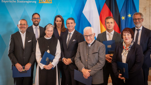 250916_Europa-Medaille_FR_1 Gruppenbild zur Verleihung der Europa-Medaille: Europaminister Eric Beißwenger mit den ausgezeichneten Persönlichkeiten.
