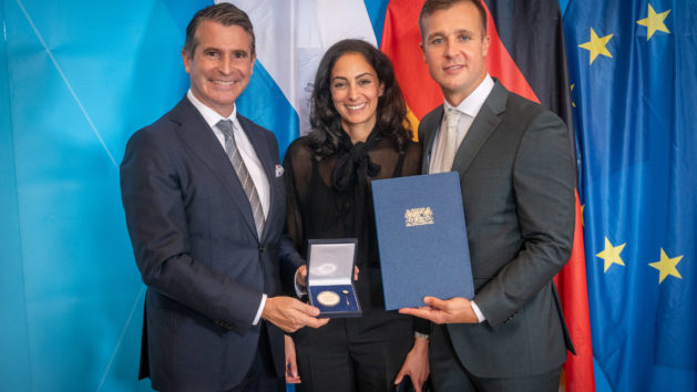 250916_Europa-Medaille_FR_11 Die Medaillenträger haben sich in besonderer Weise um das internationale Ansehen Bayerns verdient gemacht oder den Europagedanken und die Position Bayerns in Europa wie der Welt herausragend gefördert.