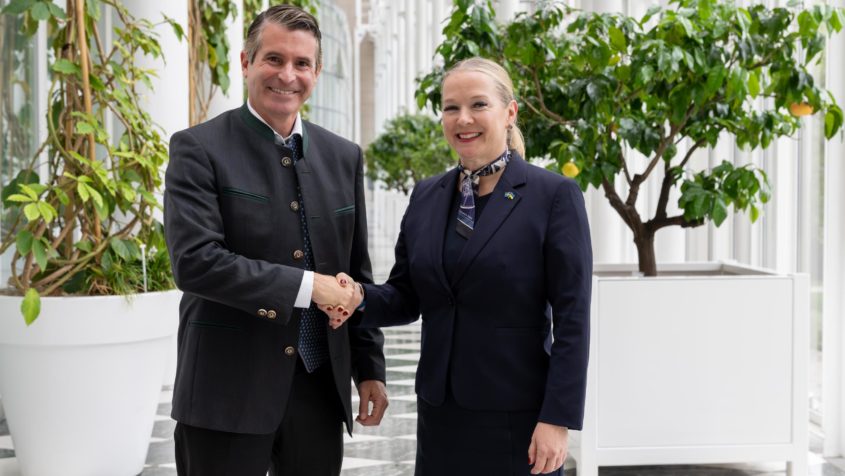 Europaminister Eric Beißwenger (links) begrüßt die schwedische Staatssekretärin für Entwicklung und Außenhandel, Diana Janse (rechts) in der Staatskanzlei.