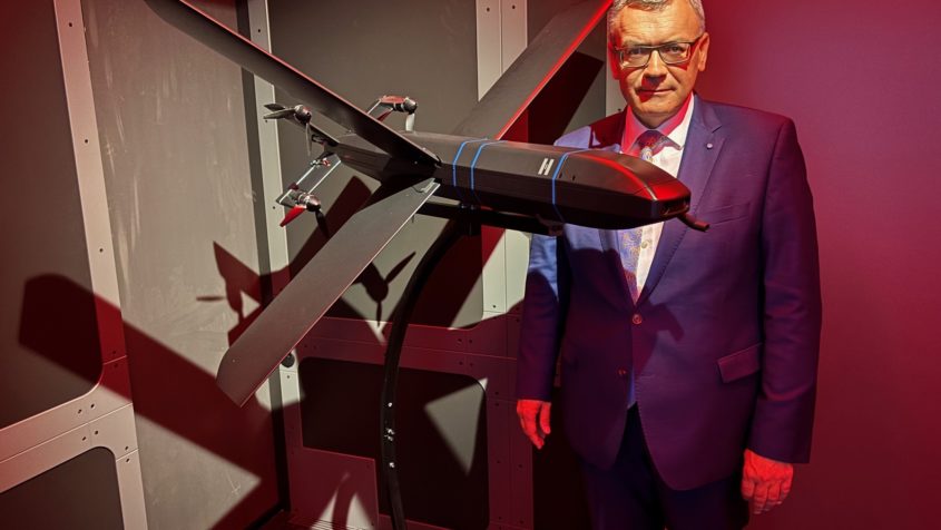 Staatsminister Dr. Florian Herrmann bei seinem Besuch bei der Helsing GmbH in Deutschland: "Ein beeindruckender Einblick in eines der führenden europäischen Tech-Unternehmen im Verteidigungssektor. Helsing steht für modernste Entwicklungen im Bereich KI-gestützter Sicherheits- und Verteidigungstechnologie." © Helsing Germany GmbH