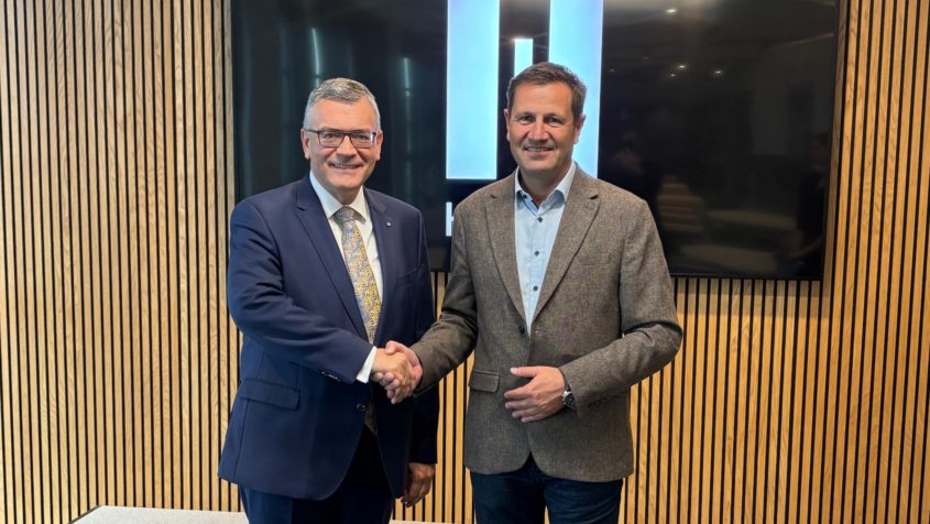 Der Geschäftsführer der Helsing GmbH in Deutschland, Wolfgang Gammel (rechts), und Staatsminister Dr. Florian Herrmann (links). © Helsing Germany GmbH