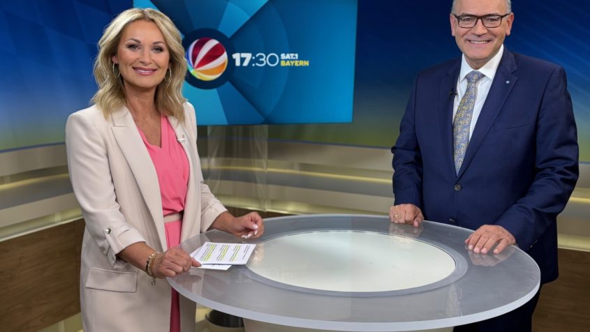 Medienminister Dr. Florian Herrmann während eines Studiogesprächs.
