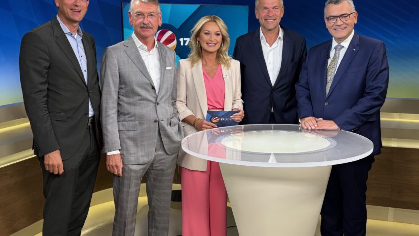 Gruppenbild zur SAT.1-Regionaltagung unter anderem mit BLM-Präsident Dr. Thorsten Schmiege (links), dem Geschäftsführer von Sat.1 Bayern, Alexander Stöckl (2. von links), und Medienminister Dr. Florian Herrmann (rechts).