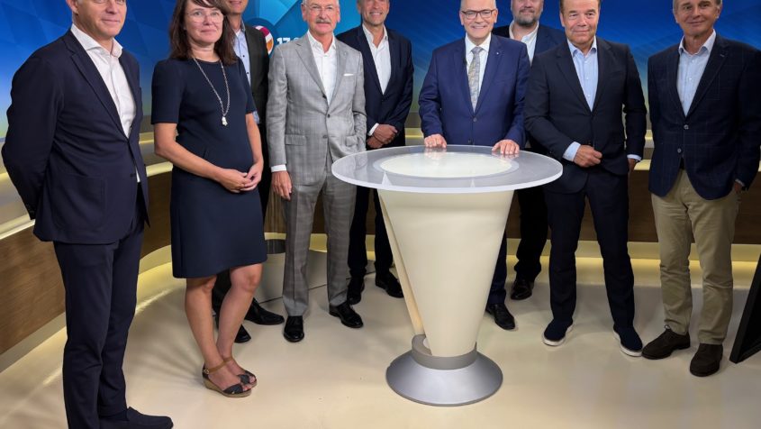 "Lokale und regionale Berichterstattung ist ein zentrales Element unserer Medienlandschaft. Regionalfenster schaffen Nähe, geben Heimat eine Stimme und stärken unsere Demokratie. Sie sind unverzichtbar für Meinungsvielfalt und qualitätsvolle Berichterstattung." - Medienminister Dr. Florian Herrmann zur SAT.1-Regionaltagung.