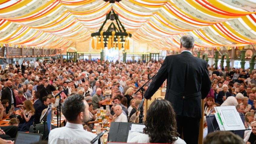 "Bayern bekennt sich zum Handwerk. Es ist die Zukunft! Wir fördern deshalb unsere heimische Wirtschaft und die Familienbetriebe, anstatt ausländische Großkonzerne zu subventionieren. Die Vielfalt und die großen Leistungen des Handwerks zeichnen unser Land aus." - Ministerpräsident Dr. Markus Söder beim den Handwerkertag auf der Michaelismesse Miltenberg.