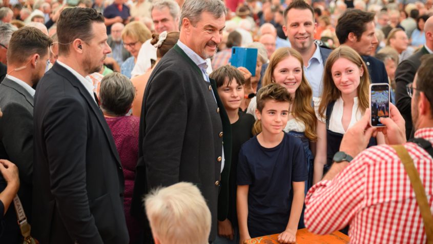 Ministerpräsident Dr. Markus Söder: "Wir unterstützen das: In Bayern sind Master und Meister gleichwertig. Als erstes Bundesland haben wir die Meisterausbildung kostenfrei gemacht und wir stehen zur dualen Ausbildung. Insgesamt sorgen wir für mehr Freiheit und weniger Bürokratie."