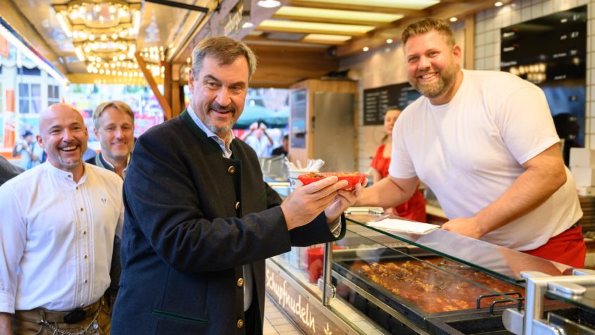 "Fleiß und Leistung müssen endlich wieder lohnen. Feste wie diese Michaelismesse zeigen, was Bayern so besonders macht: ehrenamtliches Engagement, Zusammenhalt, gutes Essen, schöne Trachten und die tolle Musik unserer Blaskapellen. Gerade im ländlichen Raum hilft man sich unideologisch, praktisch und vernünftig. Vergelt‘s Gott allen, die dieses Fest möglich machen!" - Ministerpräsident Dr. Markus Söder.