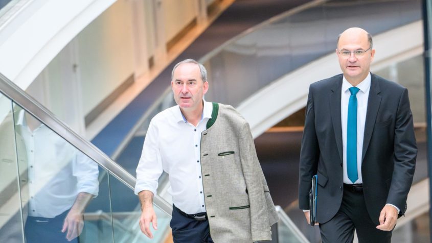 Wirtschaftsminister Hubert Aiwanger (links) und Finanzminister Albert Füracker (rechts).