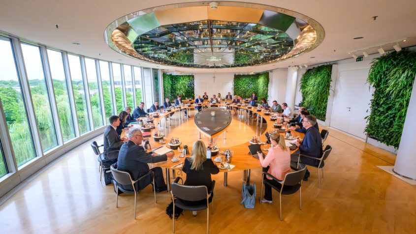 Die Kabinettssitzung findet im Ministerratssaal der Bayerischen Staatskanzlei statt.